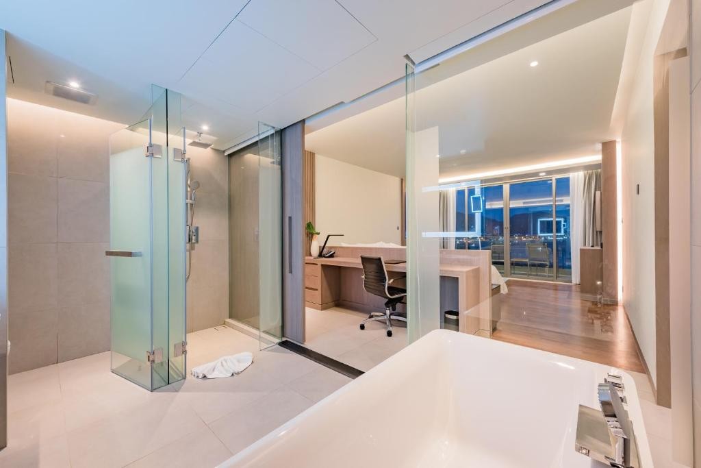 منتجع أوشن فرونت بيتش ريزورت بوكيت تايلاند Oceanfront Beach Resort Phuket Thailand