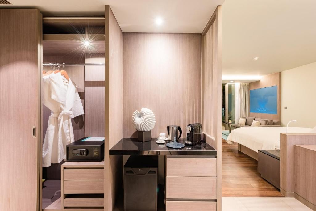 منتجع أوشن فرونت بيتش ريزورت بوكيت تايلاند Oceanfront Beach Resort Phuket Thailand