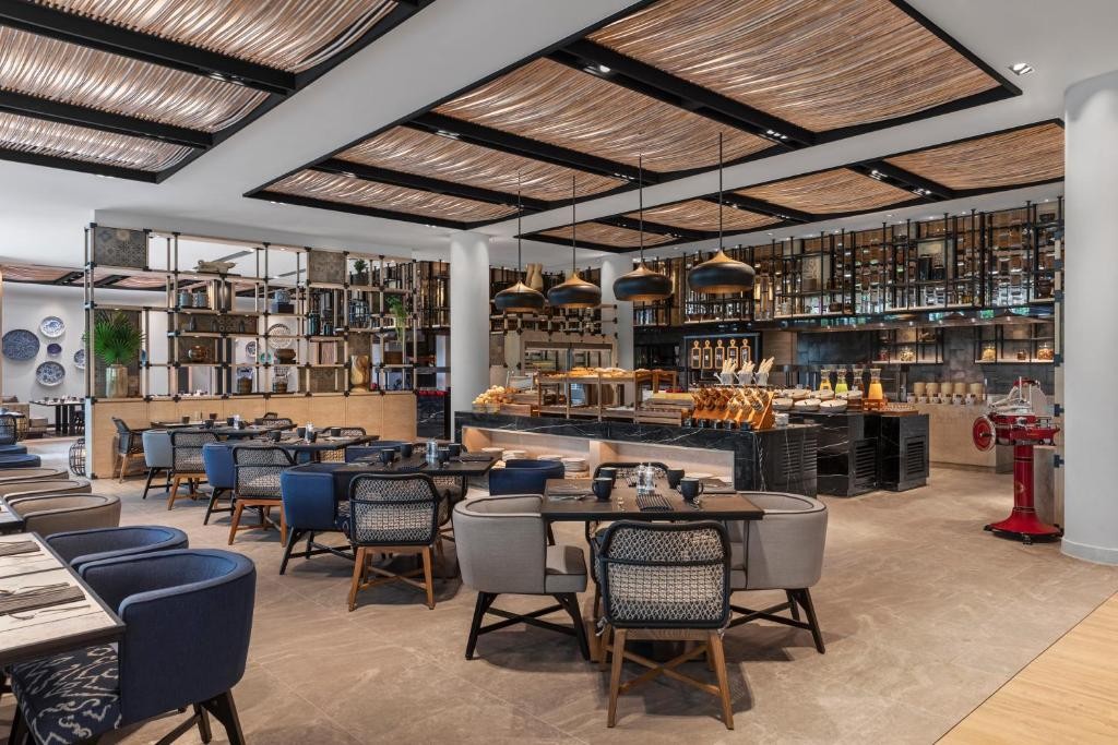 منتجع فور بوينتس باي شيراتون بوكيت باتونج بيتش تايلاند Four Points by Sheraton Phuket Patong Beach Resort