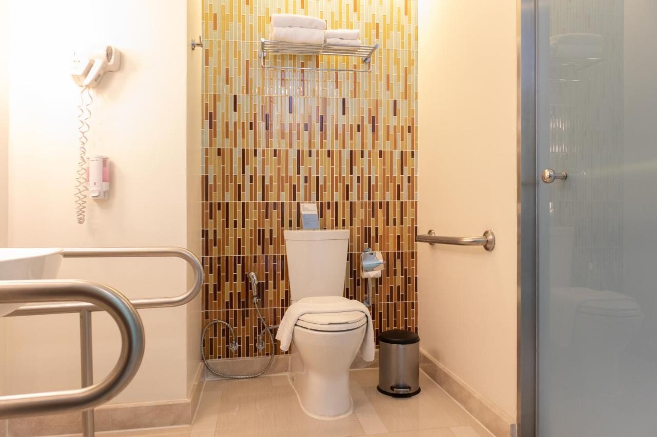 فندق هوليدي إن إكسبريس بوكيت باتونغ بيتش تايلاند Holiday Inn Express Phuket Patong Beach Central