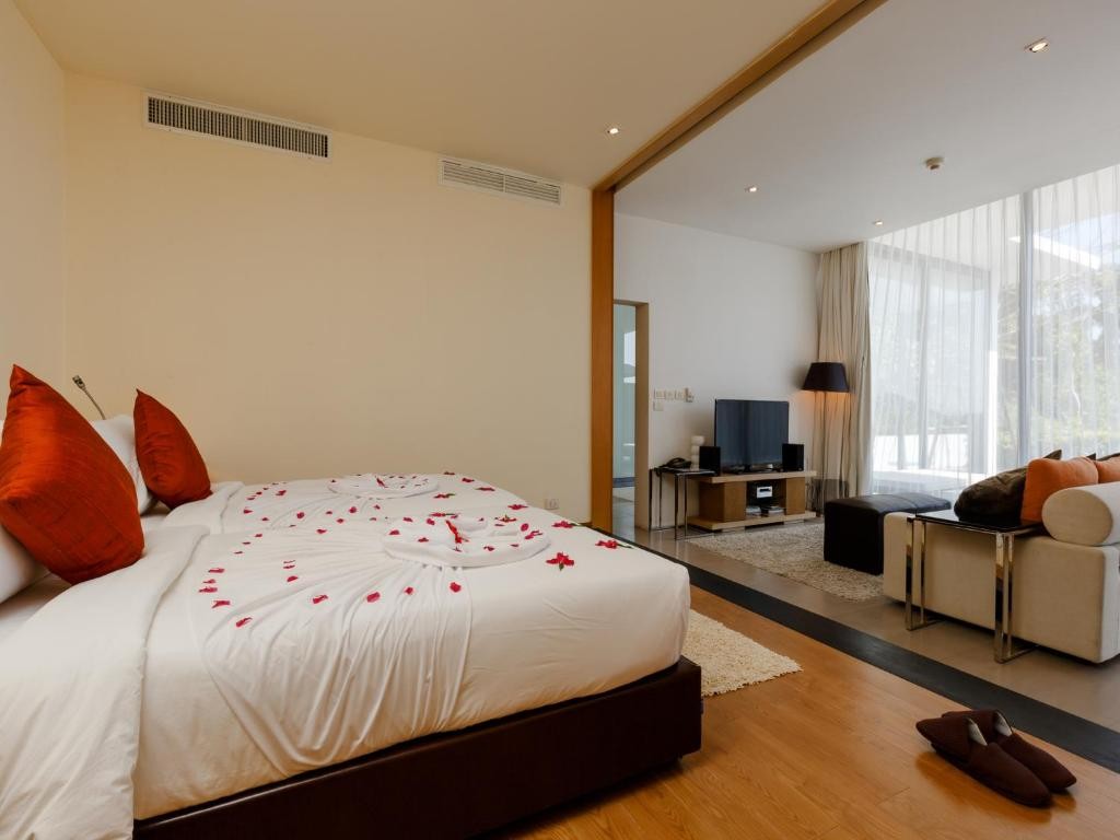 استديو مطل على بركة السباحة