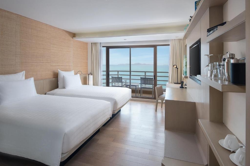 غرفة تنفيذية على البحر